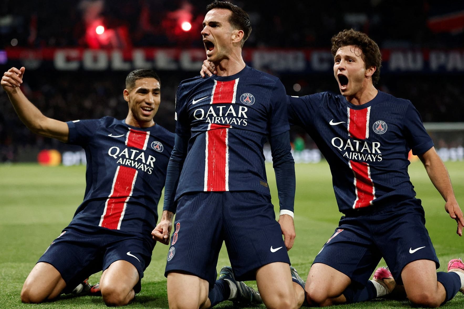 Jubel: Die PSG-Stars Hakimi, Fábian Ruiz und João Neves (v. li.) feiern im Rückspiel gegen Arsenal.