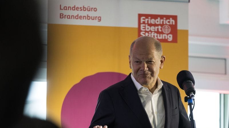 Olaf Scholz (SPD), Bundeskanzler a.D., spricht auf der Ausstellungseröffnung der Friedrich-Ebert-Stiftung in der Schule am Schloss in Potsdam. Die Ausstellung ist für Jugendliche konzipiert und sensibilisiert für die Gefahr, die von Rechtspopulismus und -extremismus ausgeht. (zu dpa: «Ex-Kanzler Scholz ruft zu Kampf gegen Rechtsextremismus auf»)