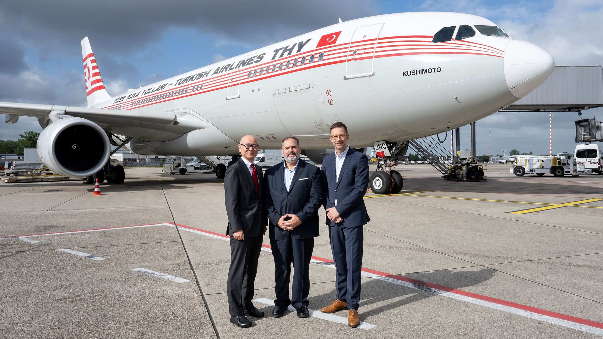 Yoshitaka Tsunoda, Murat Gür und Lars Redeligx vor dem Airbus A330 „Kushimoto“.