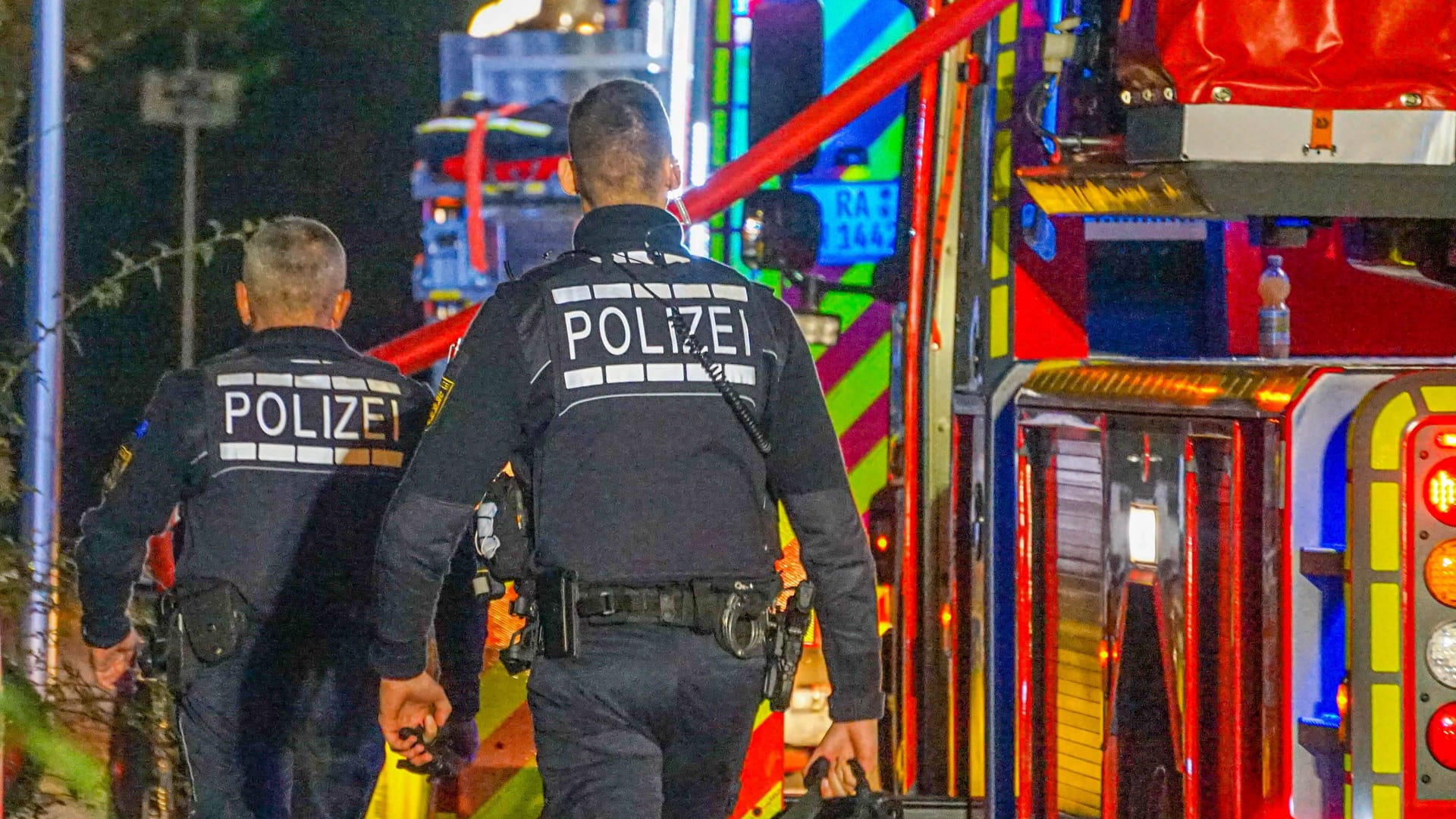 Polizisten neben einem Feuerwehrauto (Symbolbild): Die Kriminalpolizei hat die Ermittlungen aufgenommen.