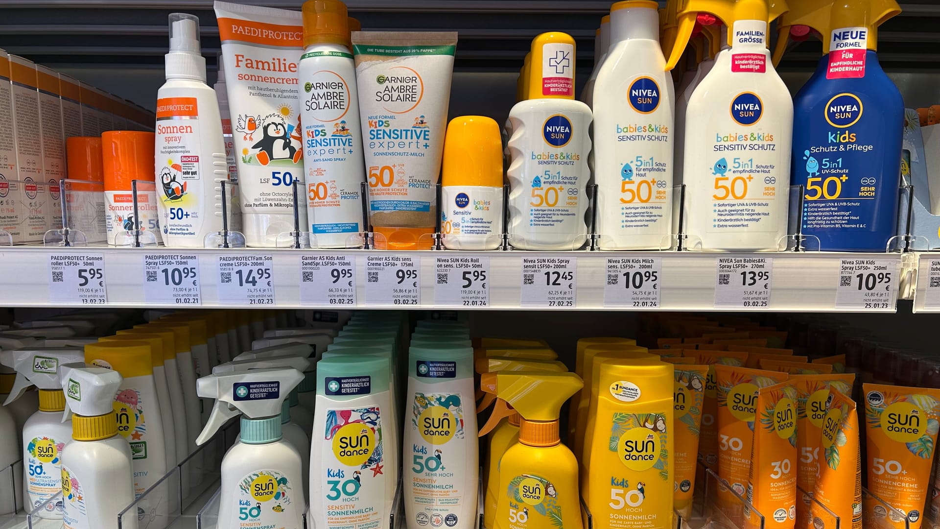 Sonnenmilch in einem Verkaufsregal bei dm: Kunden greifen immer öfter zu hohen Schutzfaktoren.