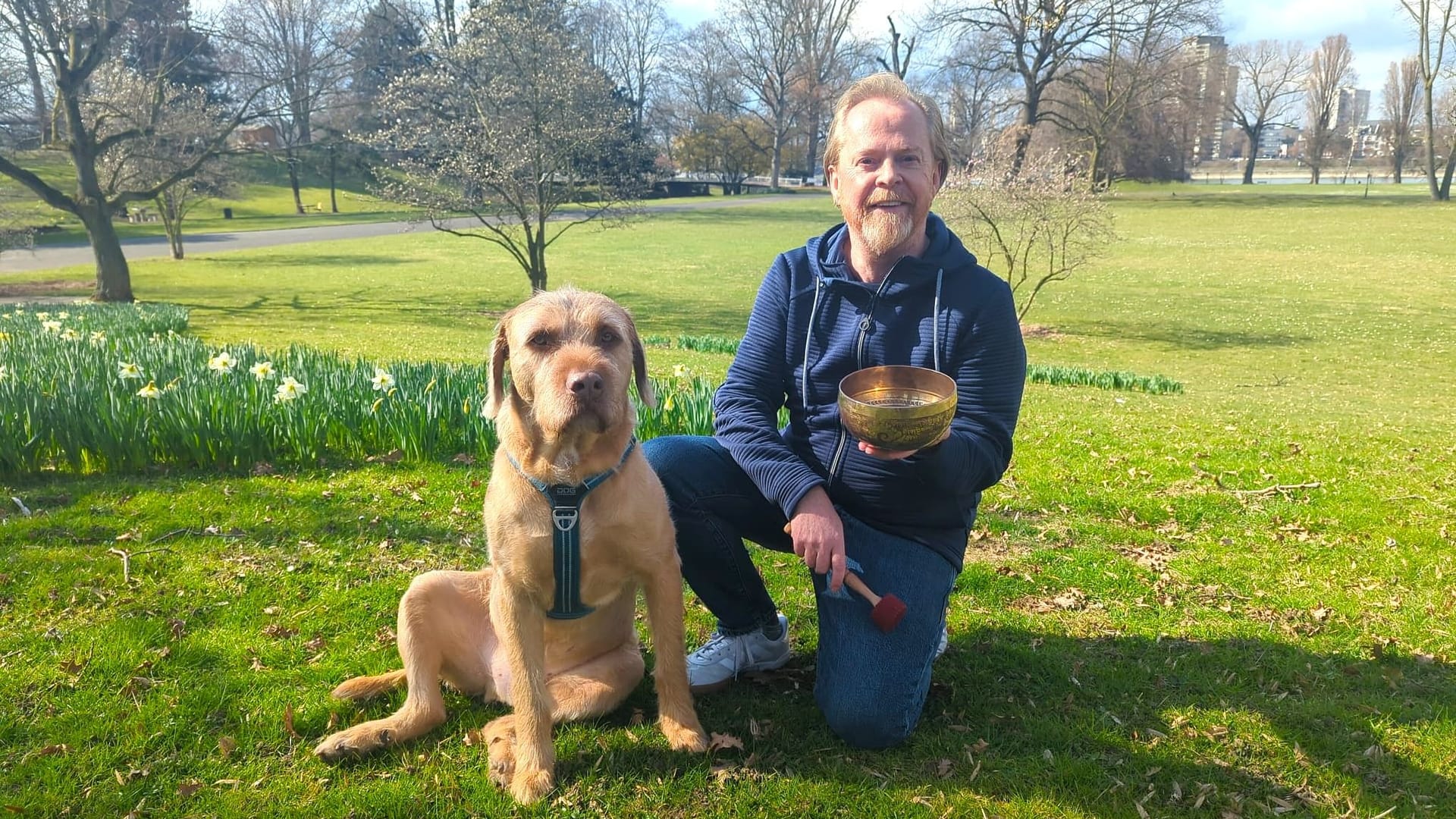 Juergen Raab und Hund Wanjosch: Jeden Morgen begrüßt das Duo seine Fans auf Instagram.