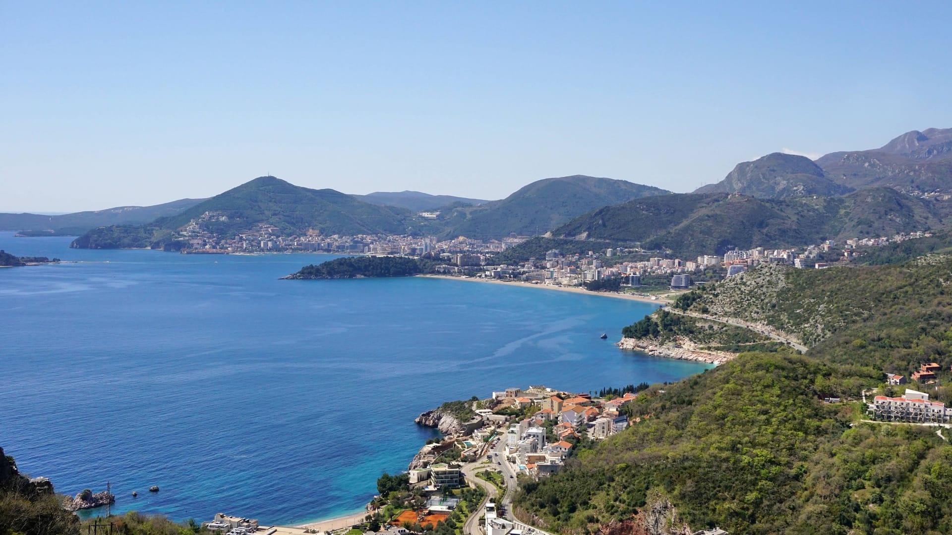 Bucht von Budva: Die Küstenregionen in Montenegro ziehen jedes Jahr viele Urlauber an.