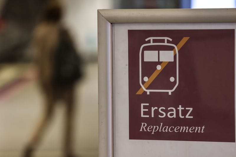 Ein Schild weist den im Hauptbahnhof Duisburg den Weg zu den Ersatzbussen (Symbolbild): Zwischen Duisburg und Düsseldorf kommt es zu Zugausfällen. Ein Schild weist den im Hauptbahnhof Duisburg den Weg zu den Ersatzbussen (Symbolbild): Zwischen Duisburg und Düsseldorf kommt es zu Zugausfällen.