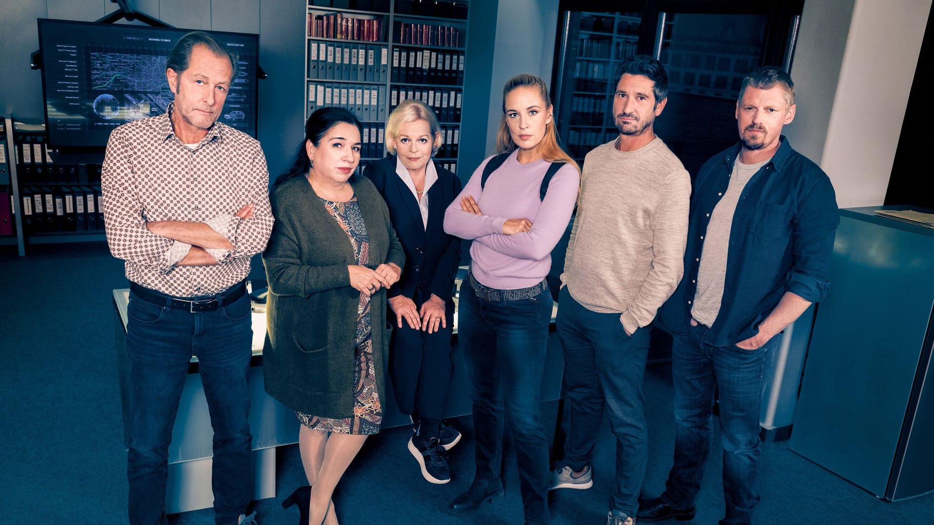 Das Team der "SOKO Wien" im Präsidium: Spurensicherer Franz Wohlfahrt (Helmut Bohatsch), Gerichtsmedizinerin Dr. Franziska Beck (Maria Happel), Oberst Henriette Wolf (Brigitte Kren), Gruppeninspektorin Penny Lanz (Lilian Klebow), Bezirksinspektor Klaus Lechner (Andreas Kiendl) und Major Max Herzog (Martin Gruber).