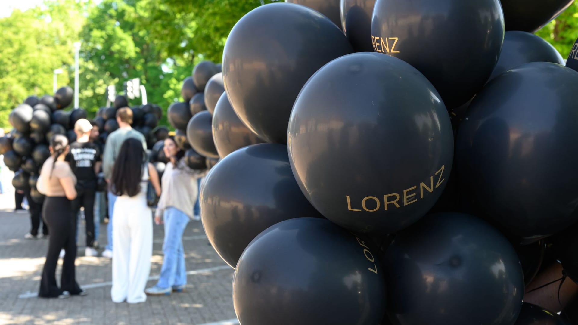 Kundgebung nach den tödlichen Polizeischüssen auf Lorenz Kundgebung nach den tödlichen Polizeischüssen auf Lorenz