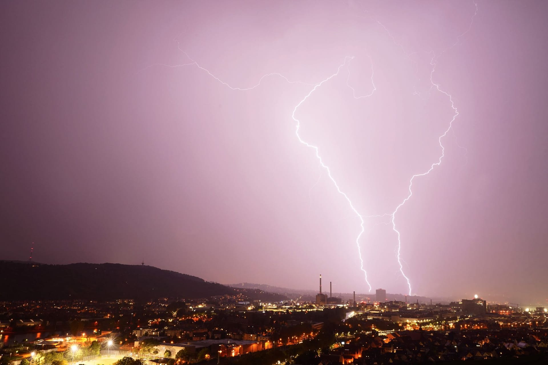 Stuttgart: Blitze am Abendhimmel: Vorbote stürmischer Tage, bevor sommerliche Temperaturen einen Wetter-Umschwung in Deutschland einläuten.