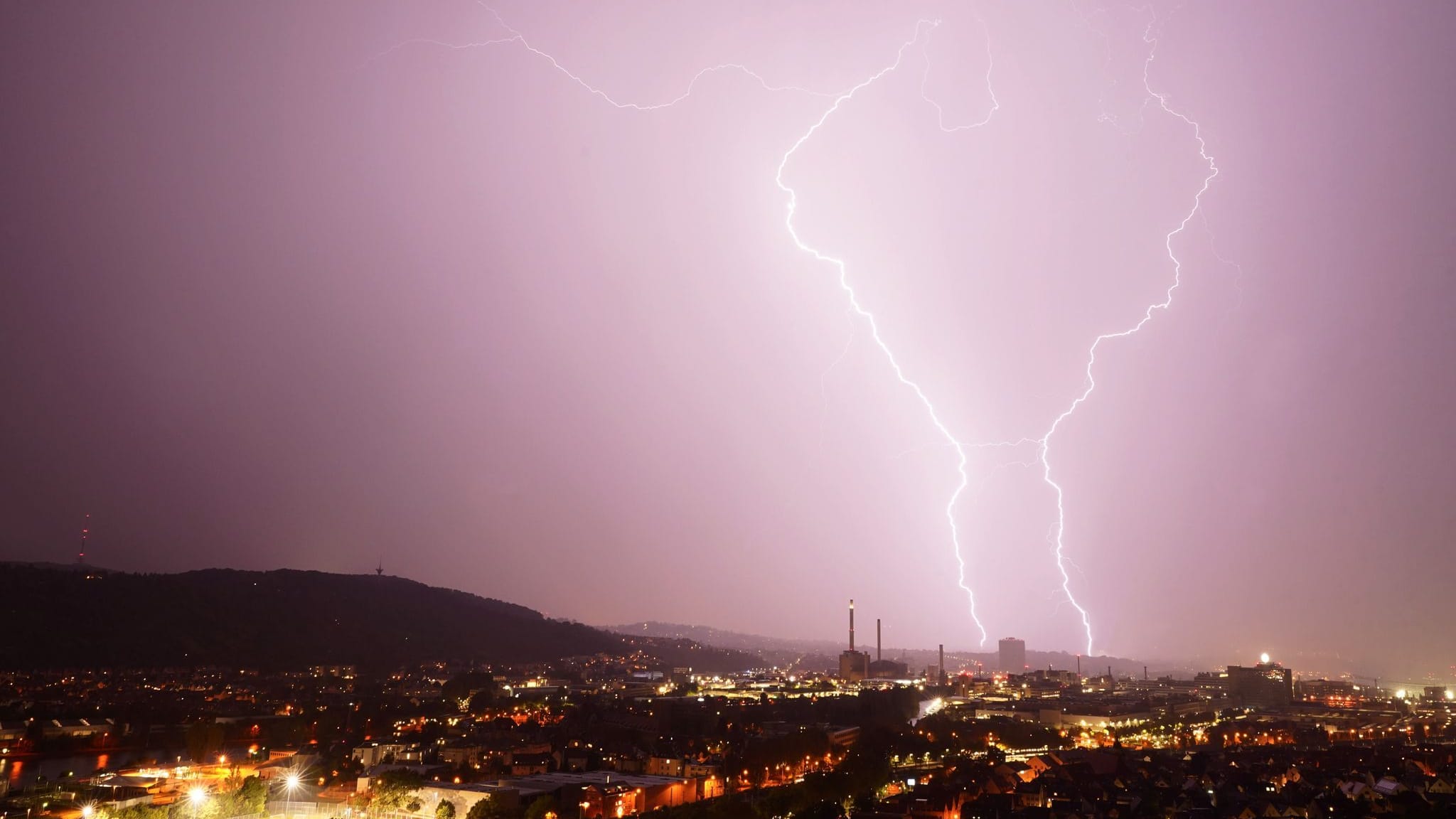Stuttgart: Blitze am Abendhimmel: Vorbote stürmischer Tage, bevor sommerliche Temperaturen einen Wetter-Umschwung in Deutschland einläuten.