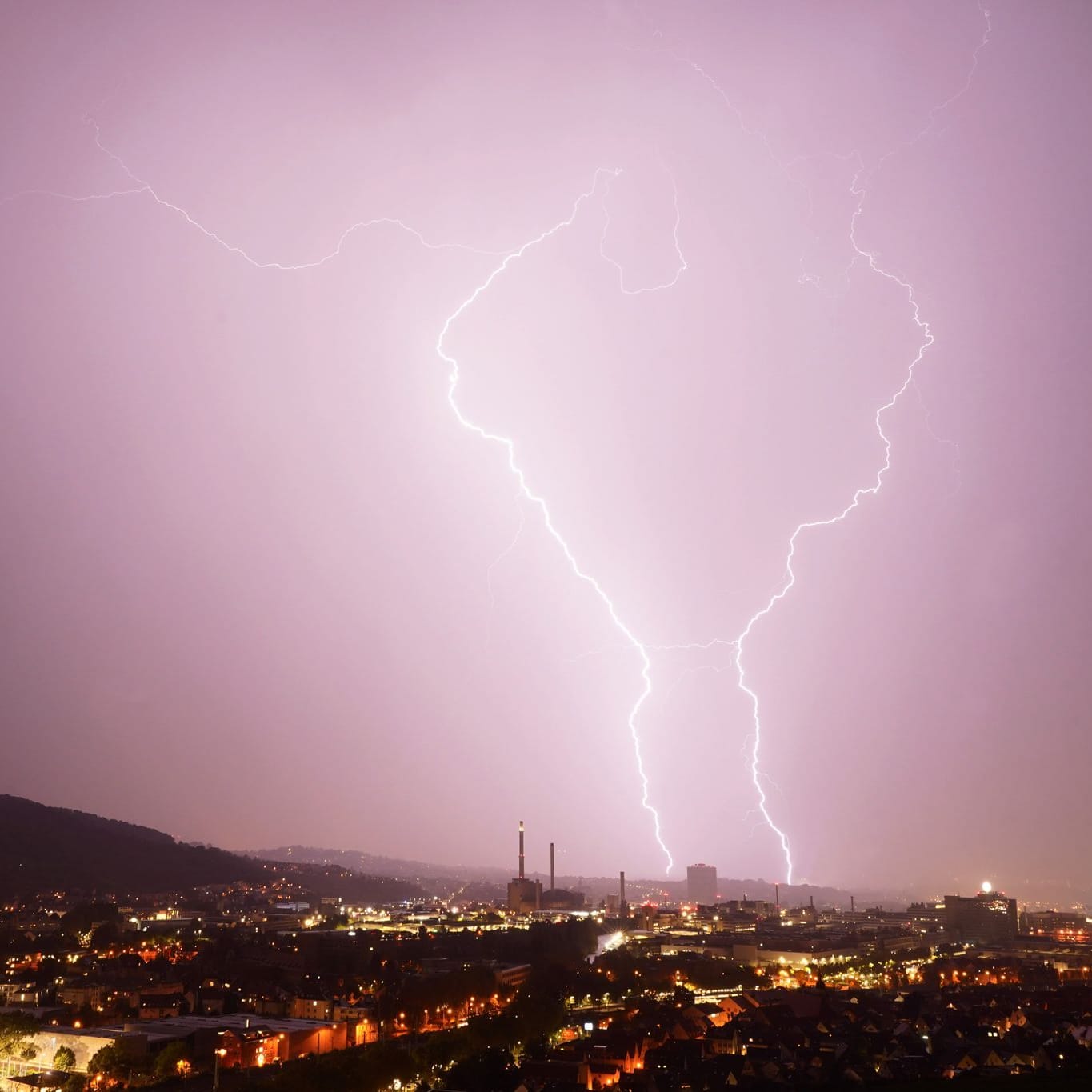 Stuttgart: Blitze am Abendhimmel: Vorbote stürmischer Tage, bevor sommerliche Temperaturen einen Wetter-Umschwung in Deutschland einläuten.