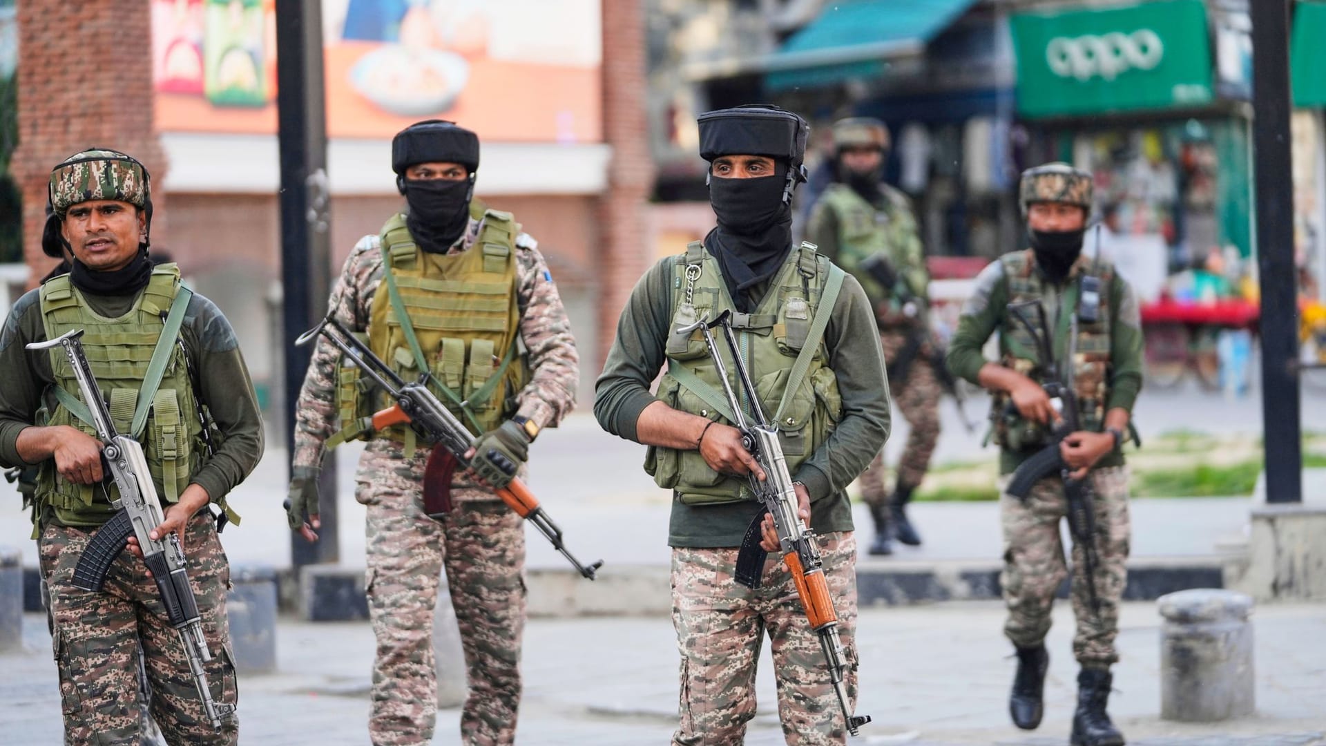 Indische Soldaten bewachen einen Markt in der Stadt Srinagar, im indisch kontrollierten Kaschmir.