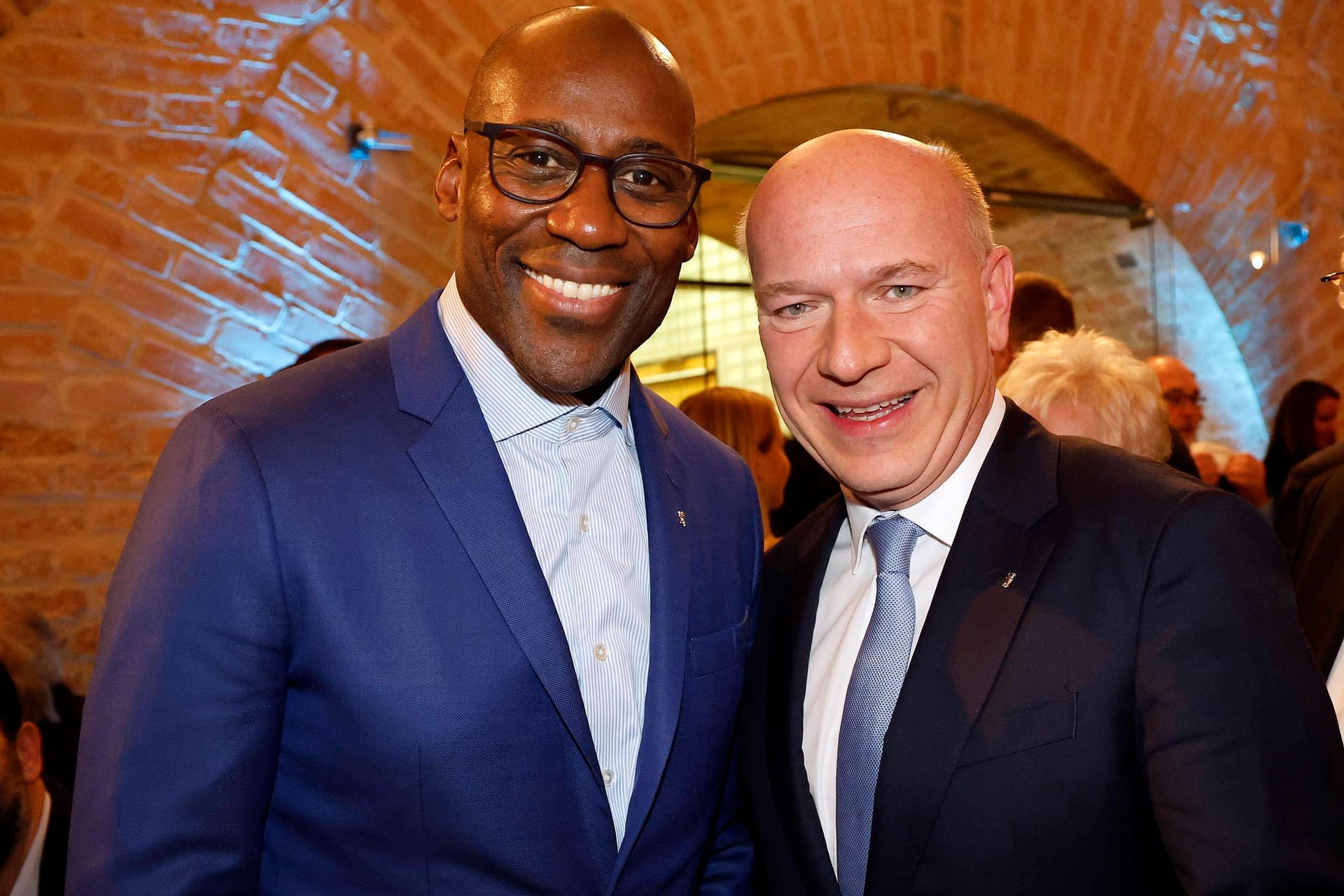 Ex-Kultursenator Joe Chialo (l.) und Kai Wegner (Archivbild): Geht es nach dem Deutschen Kulturrat, soll der regierende Bürgermeister den offenen Posten selbst besetzen.