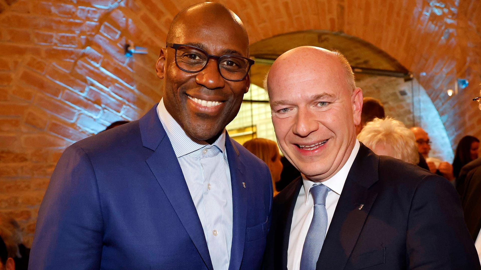 Ex-Kultursenator Joe Chialo (l.) und Kai Wegner (Archivbild): Geht es nach dem Deutschen Kulturrat, soll der regierende Bürgermeister den offenen Posten selbst besetzen.