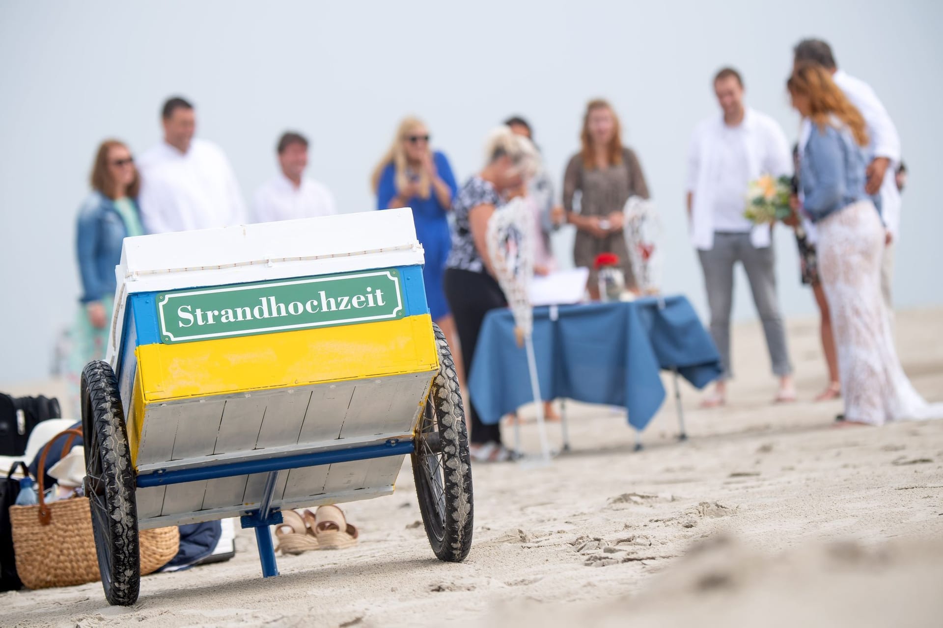 Ein Paar heiratet am Strand von Juist: Hochzeiten am Meer werden immer beliebter.