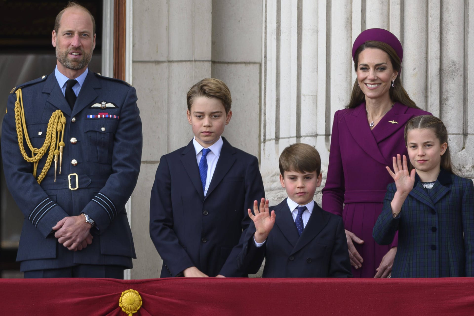 Prinz William (l.) und Prinzessin Kate mit ihren Kinder George, Louis und Charlotte (v.l.n.r.).