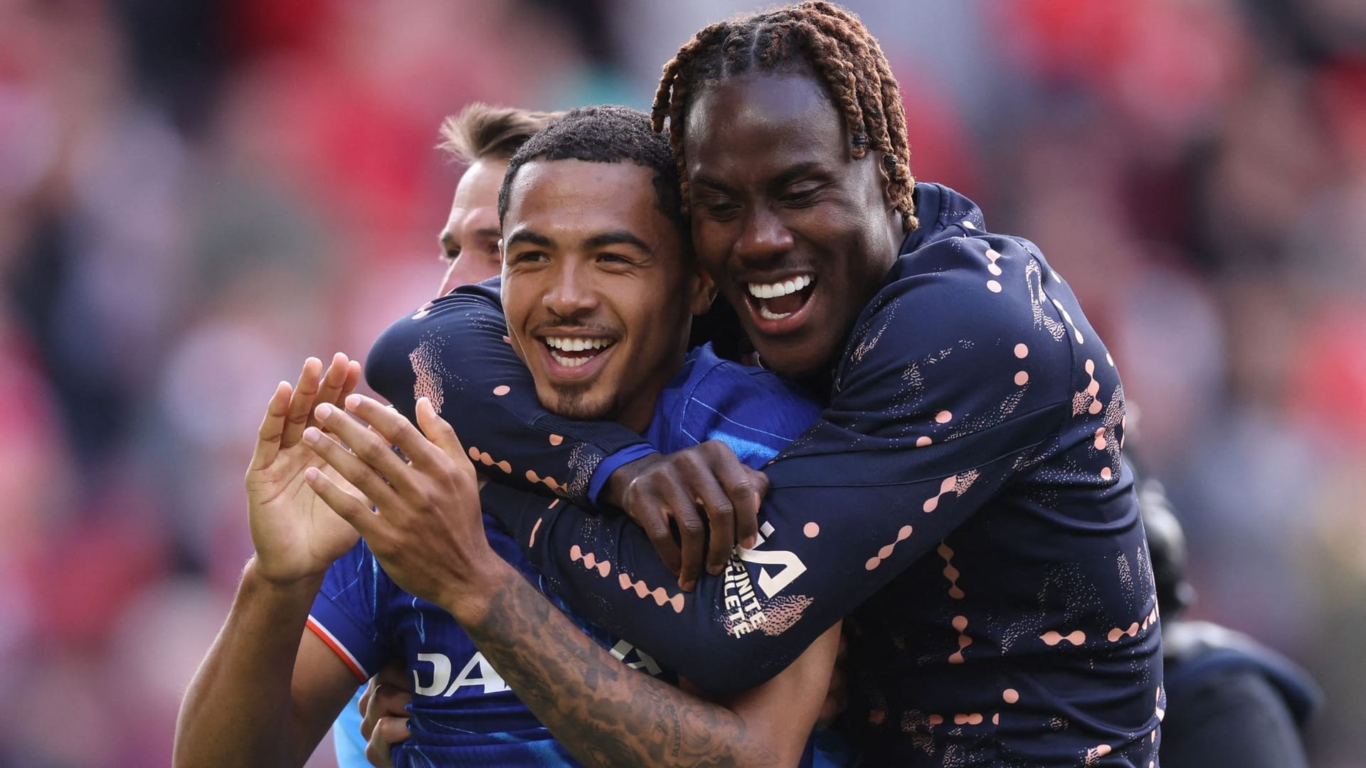 Levi Colwill (l.) feiert mit Teamkollege Trevoh Chalobah den Sieg in Nottingham.