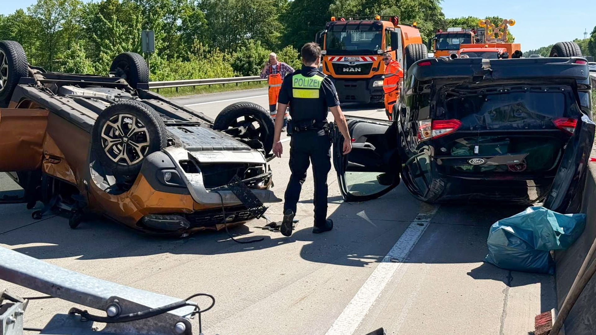 Zwei Autos liegen auf dem Dach: Bei einem Massenunfall auf der A7 im Landkreis Harburg sind mehrere Menschen und ein Pferd verletzt worden. Zwei Autos liegen auf dem Dach: Bei einem Massenunfall auf der A7 im Landkreis Harburg sind mehrere Menschen und ein Pferd verletzt worden.