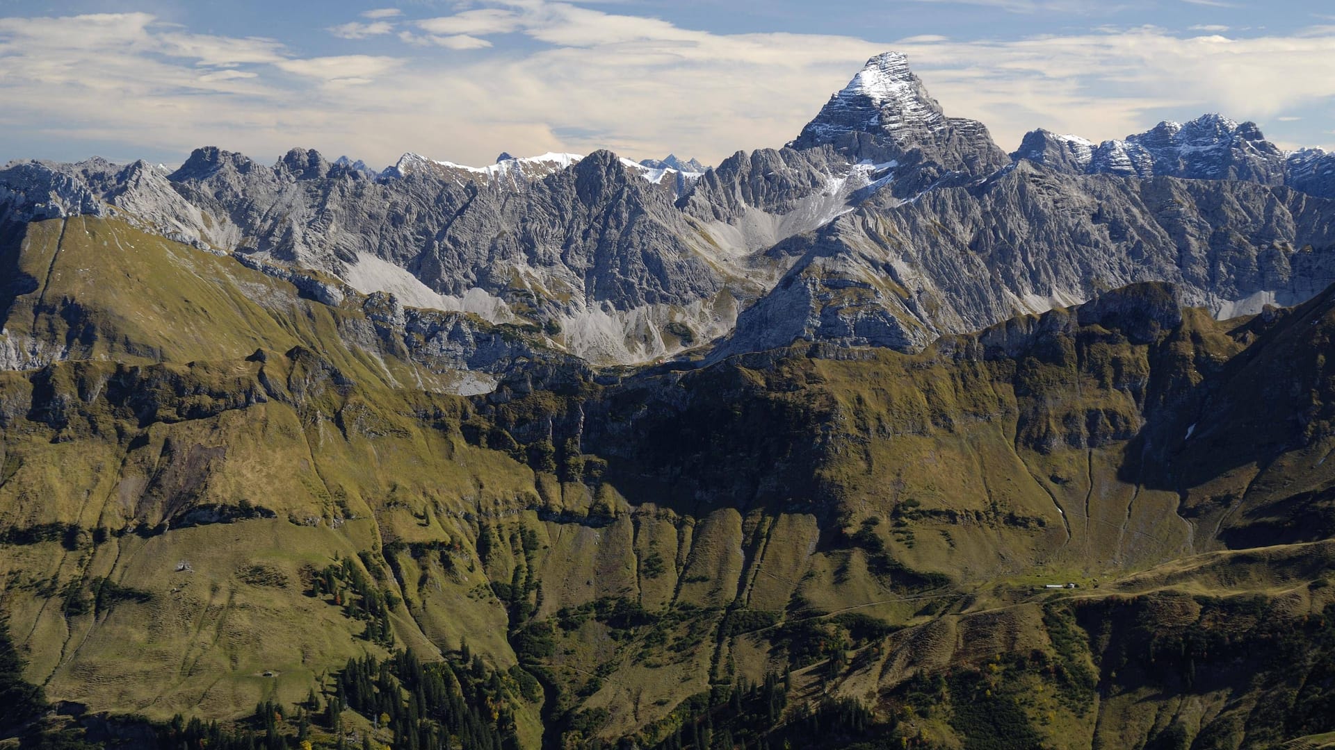 Blick auf den Hochvogel: Dramatischer Riss kündigt möglichen Bergsturz im Allgäu an.