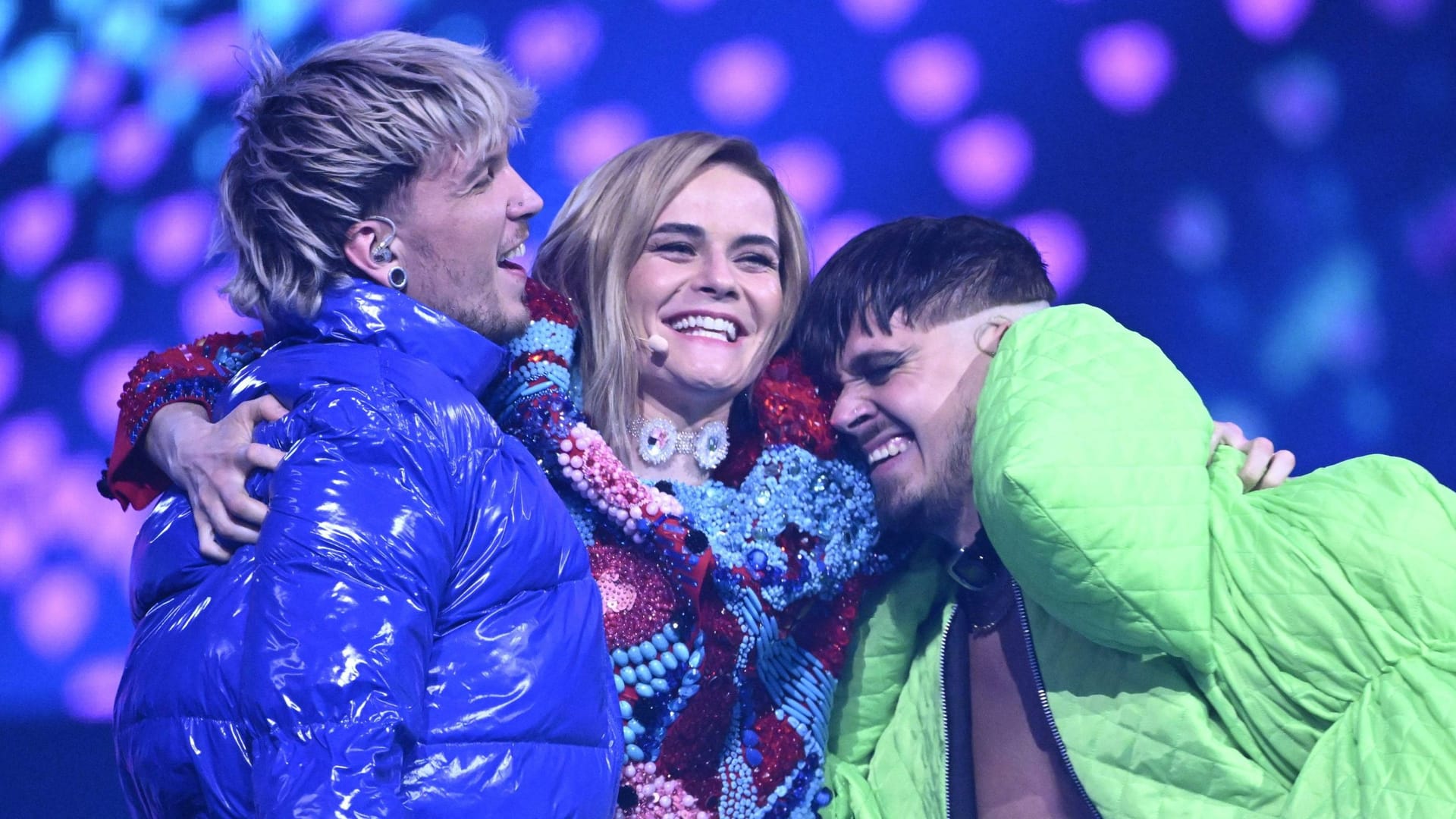 Baby Lasagna und Käärijä: Hazel Brugger herzt die ehemaligen ESC-Stars auf der Bühne in Basel. Baby Lasagna und Käärijä: Hazel Brugger herzt die ehemaligen ESC-Stars auf der Bühne in Basel.