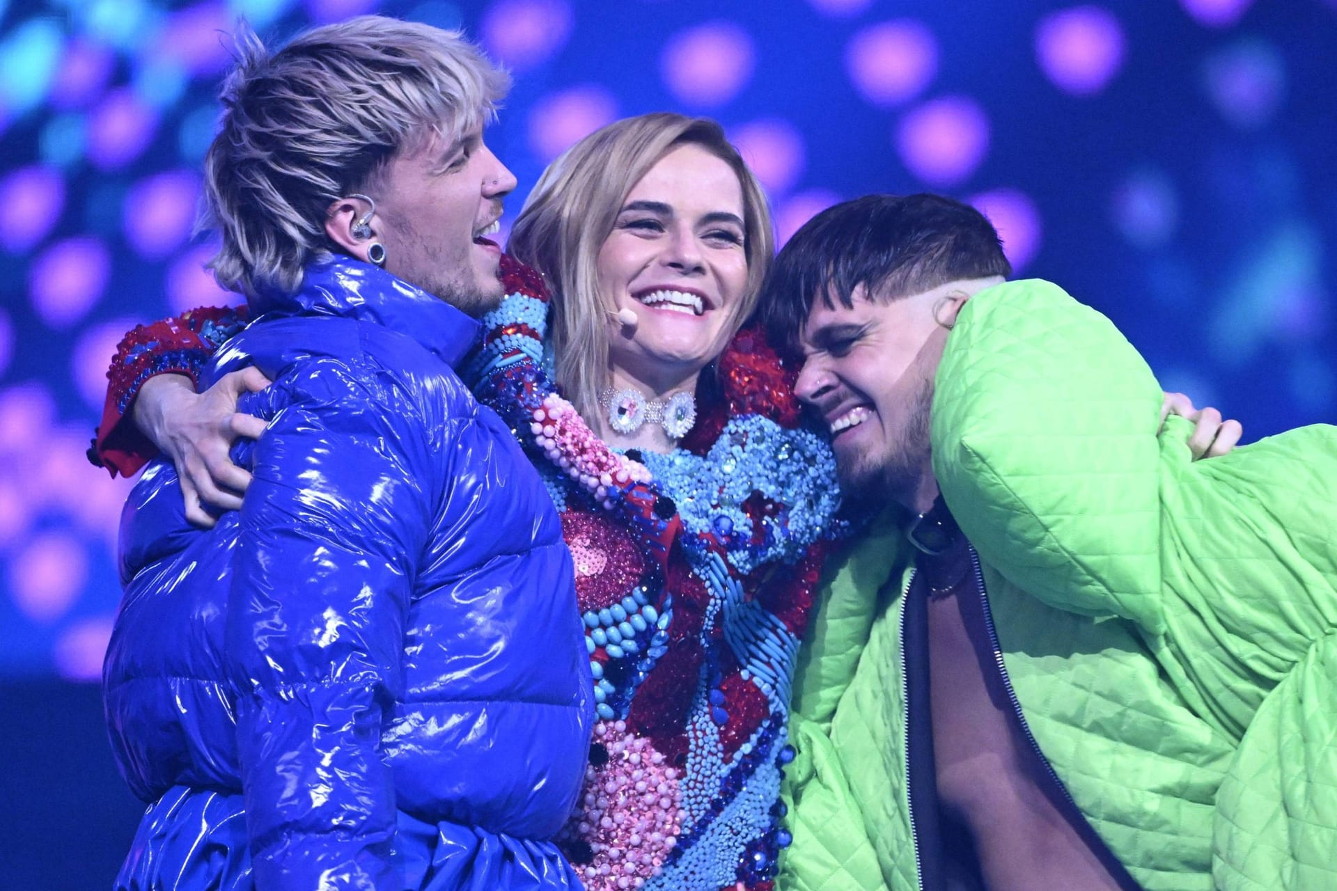 Baby Lasagna und Käärijä: Hazel Brugger herzt die ehemaligen ESC-Stars auf der Bühne in Basel.