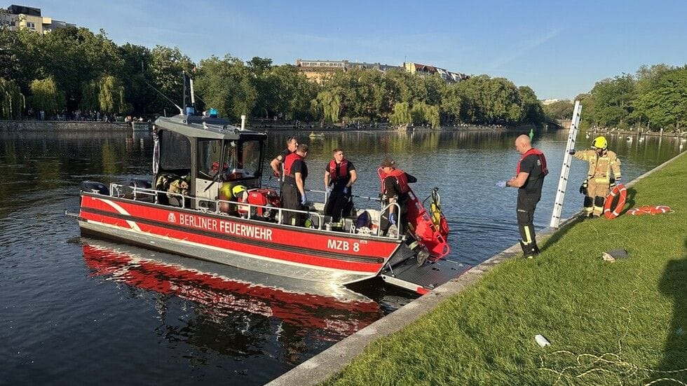 Taucher der Berliner Feuerwehr auf einem Boot: Der Mann konnte nur noch leblos geboren werden.