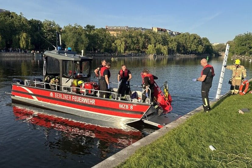 Taucher der Berliner Feuerwehr auf einem Boot: Der Mann konnte nur noch leblos geboren werden.