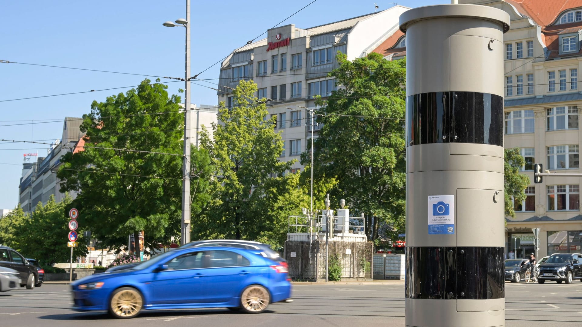 Blitzer im Straßenverkehr: Ein Tritt gegen die Radaranlage kann teuer werden. Blitzer im Straßenverkehr: Ein Tritt gegen die Radaranlage kann teuer werden.