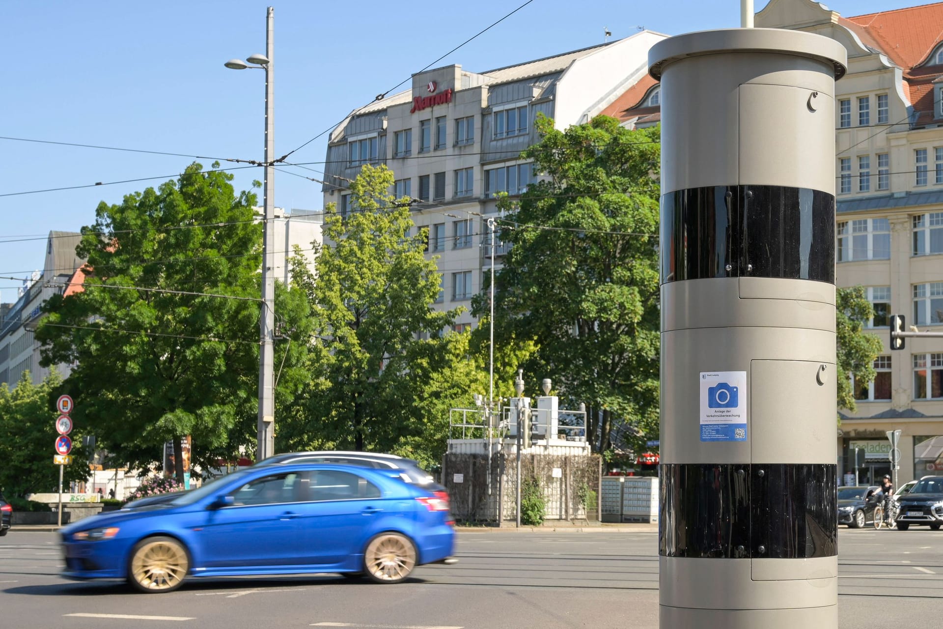 Blitzer im Straßenverkehr: Ein Tritt gegen die Radaranlage kann teuer werden.