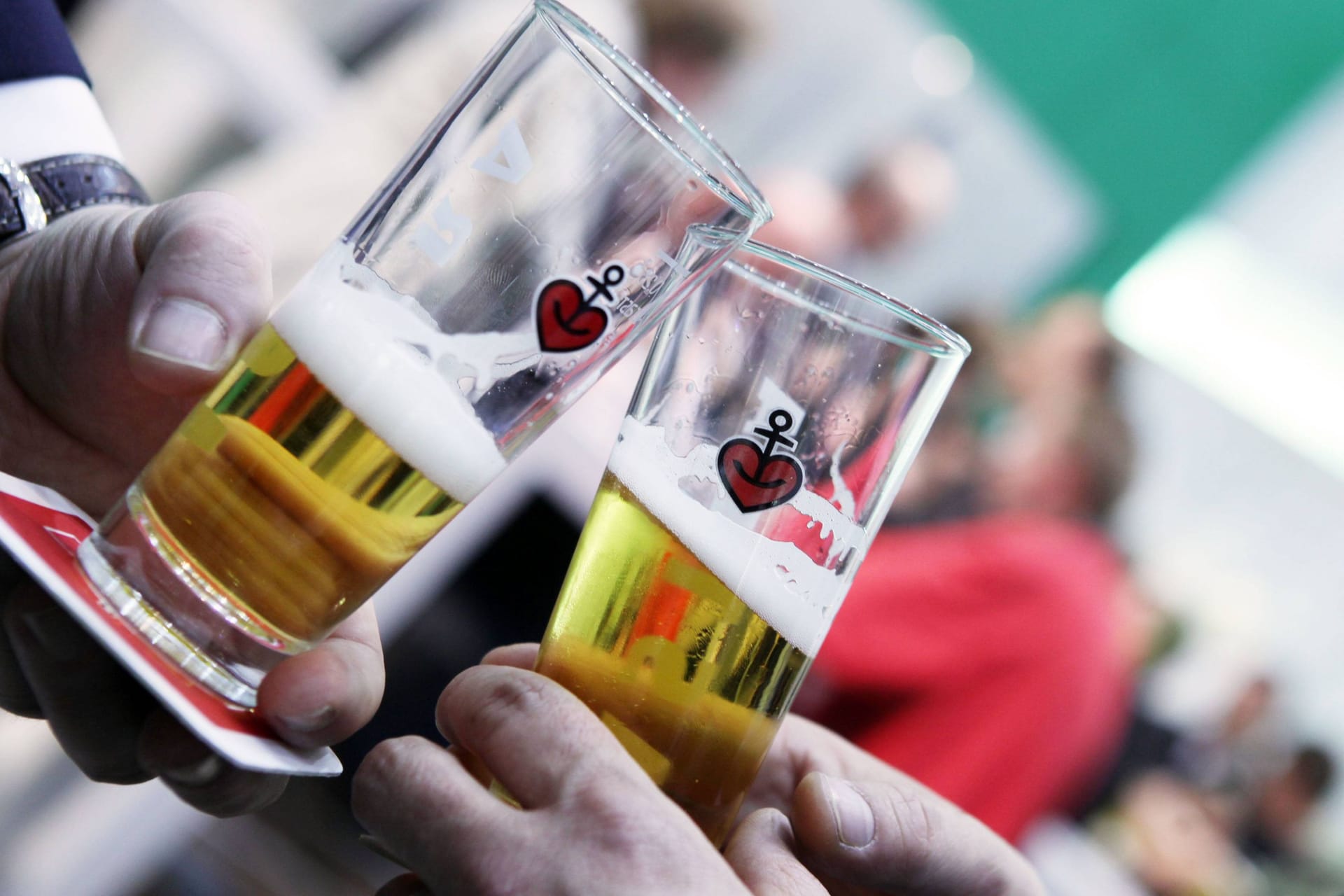 Anstoßen mit Astra (Symbolfoto): Am Dienstag wird die St. Pauli-Brauerei bestreikt. Anstoßen mit Astra (Symbolfoto): Am Dienstag wird die St. Pauli-Brauerei bestreikt.