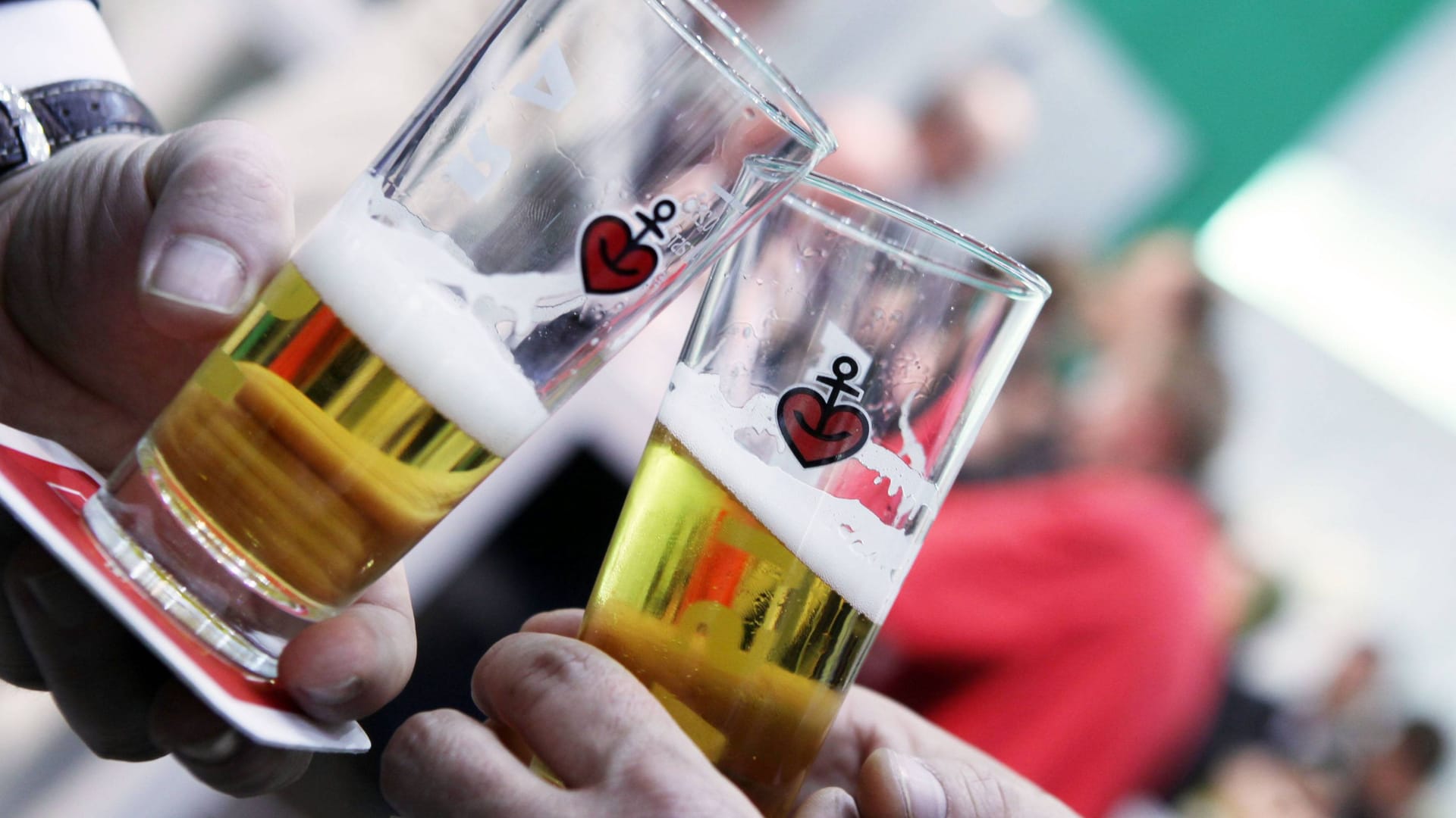 Anstoßen mit Astra (Symbolfoto): Am Dienstag wird die St. Pauli-Brauerei bestreikt. Anstoßen mit Astra (Symbolfoto): Am Dienstag wird die St. Pauli-Brauerei bestreikt.