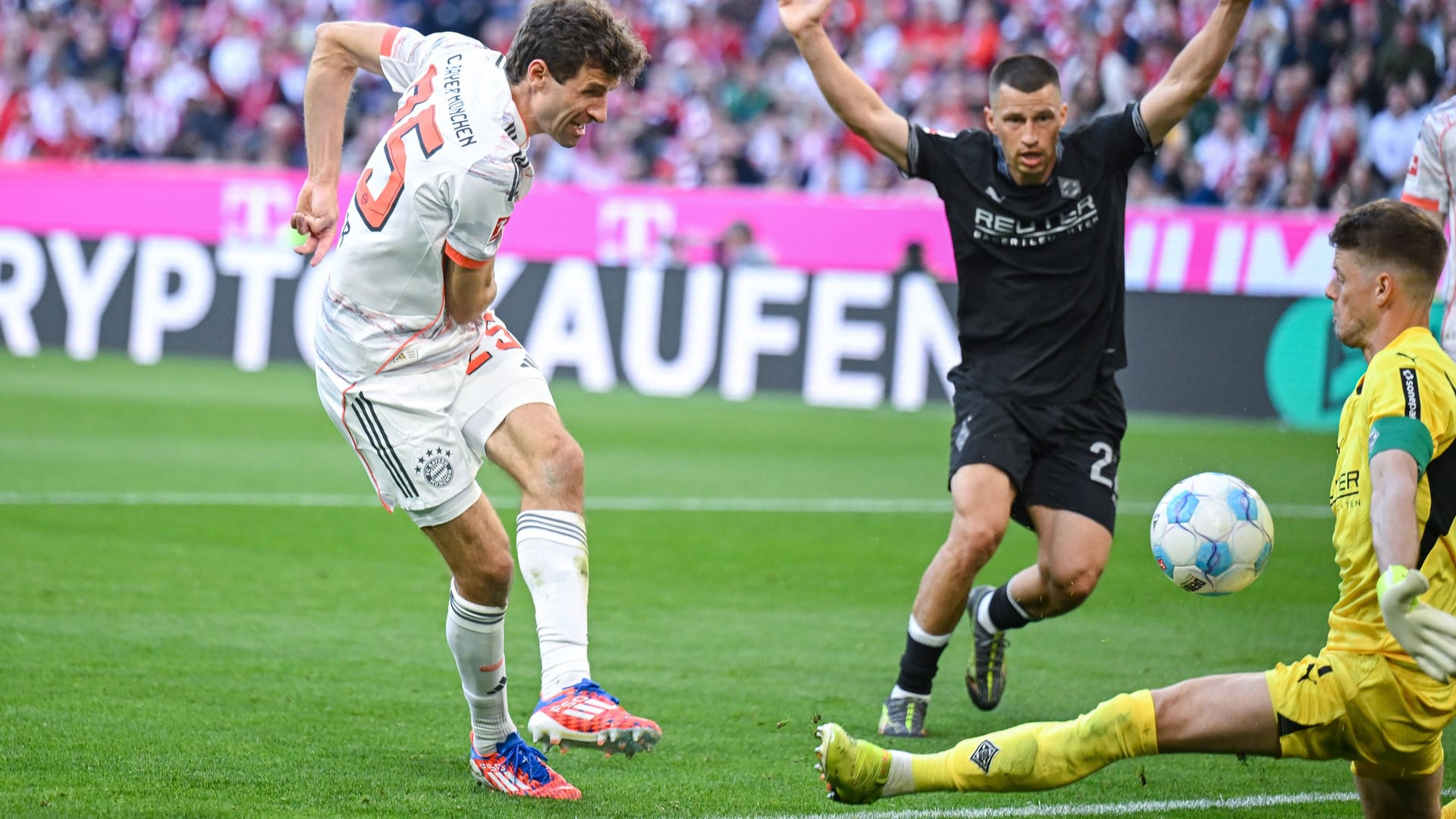 Im Spiel glücklos: Thomas Müller (li.) beim Torschuss gegen Gladbach-Keeper Jonas Omlin.