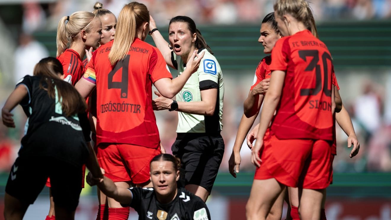 Schiedsrichterin Annika Kost diskutiert mit den Bayern-Stars: Die Partie gegen Werder war intensiv im ersten Durchgang.