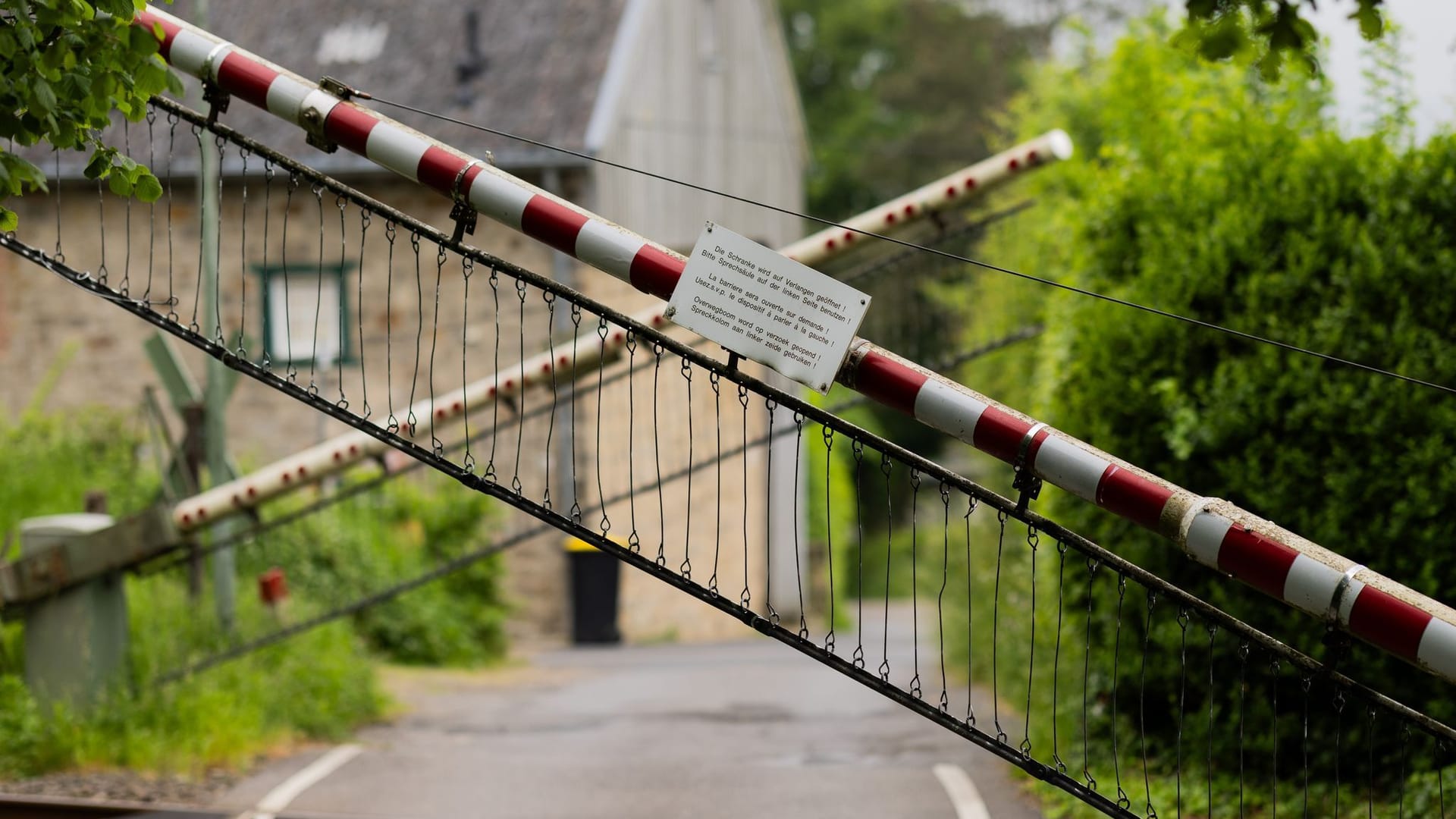 Bahnübergang mit Anrufschranke Bahnübergang mit Anrufschranke