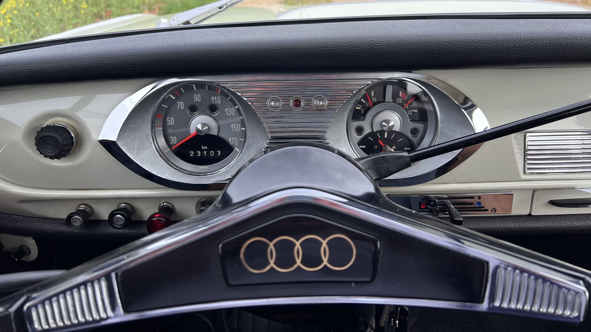 Zwischen den Jahrzehnten: Das Cockpit des ersten Audi (F103) zeigt moderne Rundinstrumente, aber auch eine Lenkradschaltung und Dekoreinlagen wie aus den 1950ern.