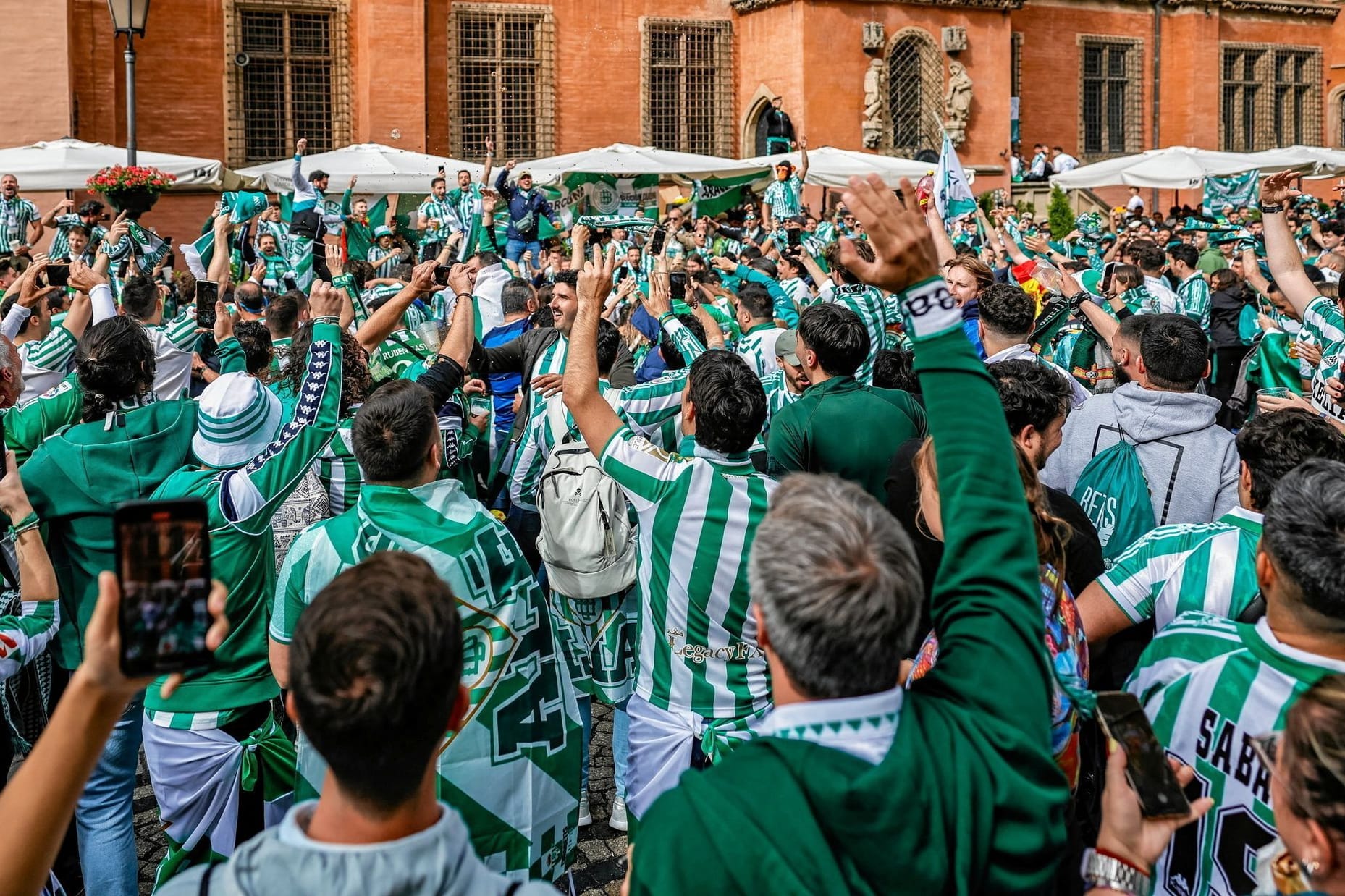 Fans von Betis Sevilla in Polen (Symbolbild): Im Vorfeld des Conference-League-Finales verlief nicht alles friedlich.