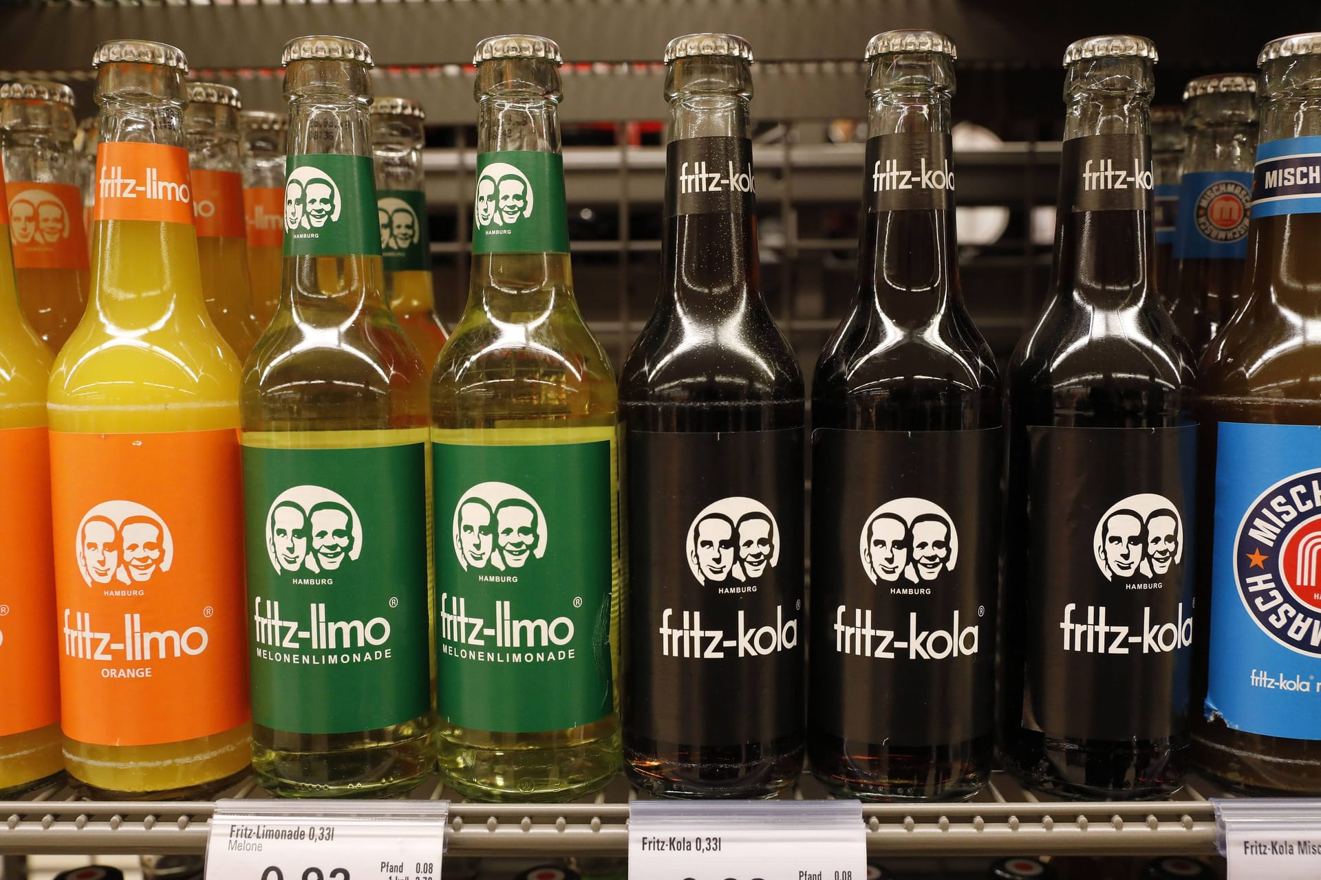 Fritz-Kola-Flaschen im Regal (Symbolfoto): Eine Charge der beliebten Limo sollte besser nicht getrunken werden.