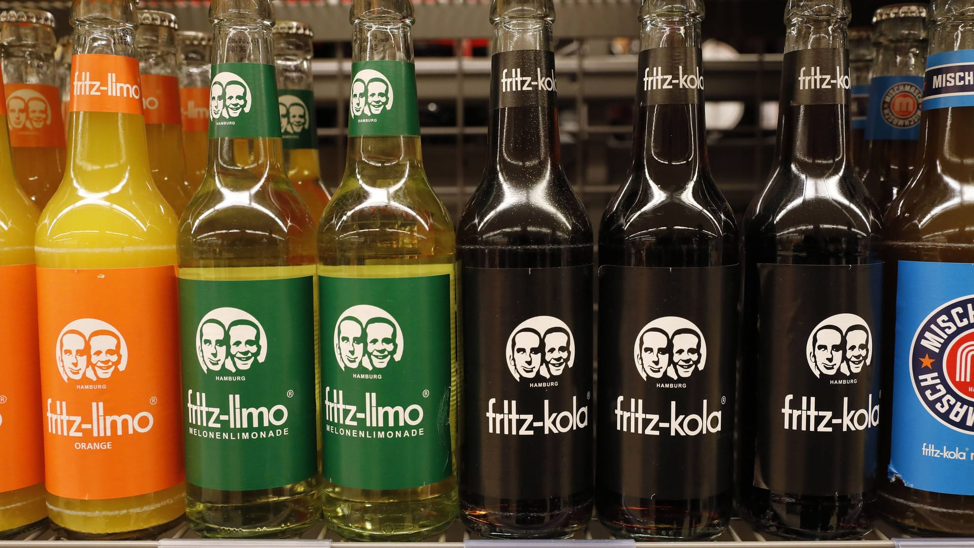 Fritz-Kola-Flaschen im Regal (Symbolfoto): Eine Charge der beliebten Limo sollte besser nicht getrunken werden. Fritz-Kola-Flaschen im Regal (Symbolfoto): Eine Charge der beliebten Limo sollte besser nicht getrunken werden.