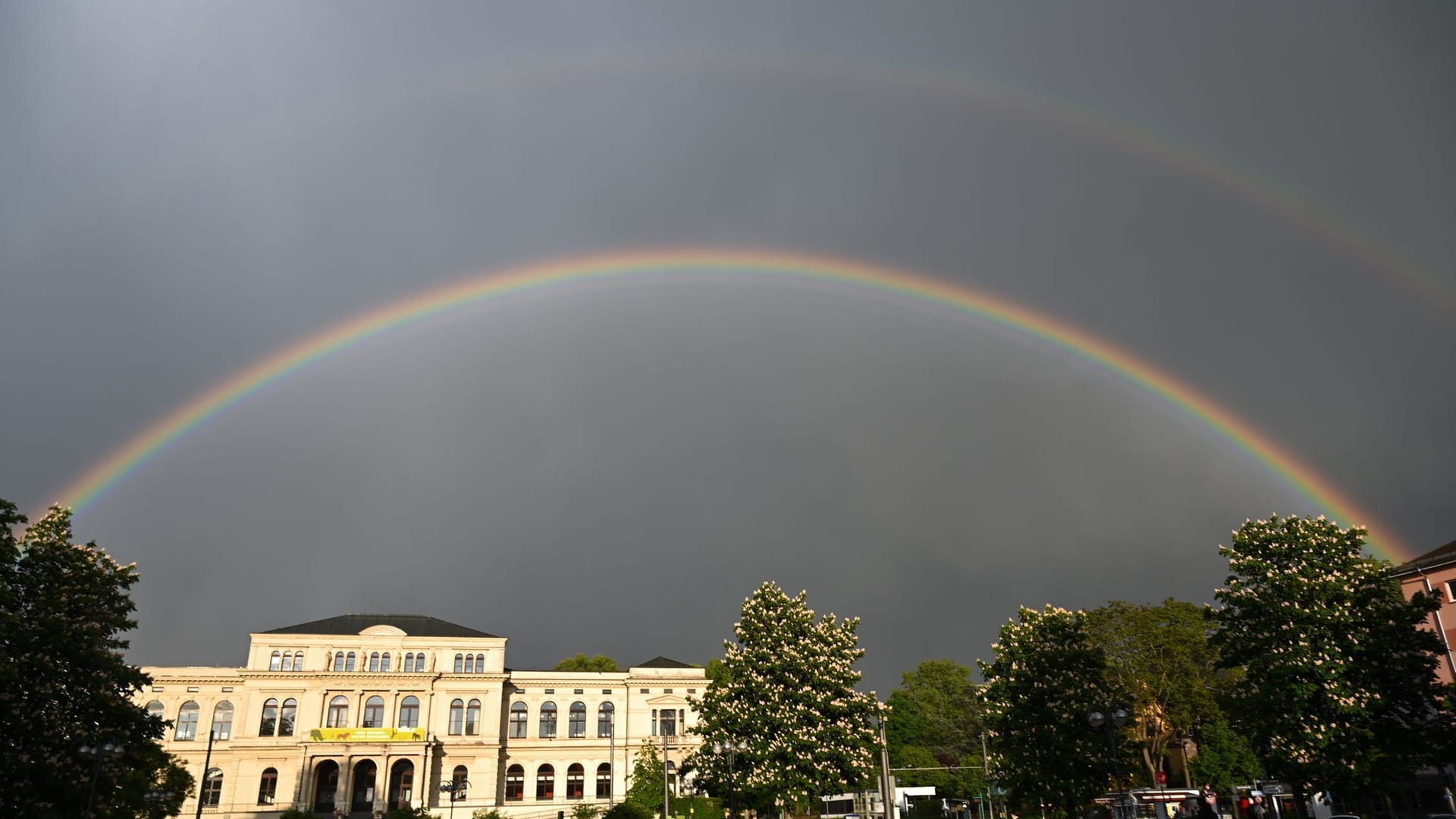 Nach einem Regenschauer ist am Himmel über dem Frankfurter Zoo-Gesellschaftshaus ein Doppelregenbogen zu sehen Nach einem Regenschauer ist am Himmel über dem Frankfurter Zoo-Gesellschaftshaus ein Doppelregenbogen zu sehen