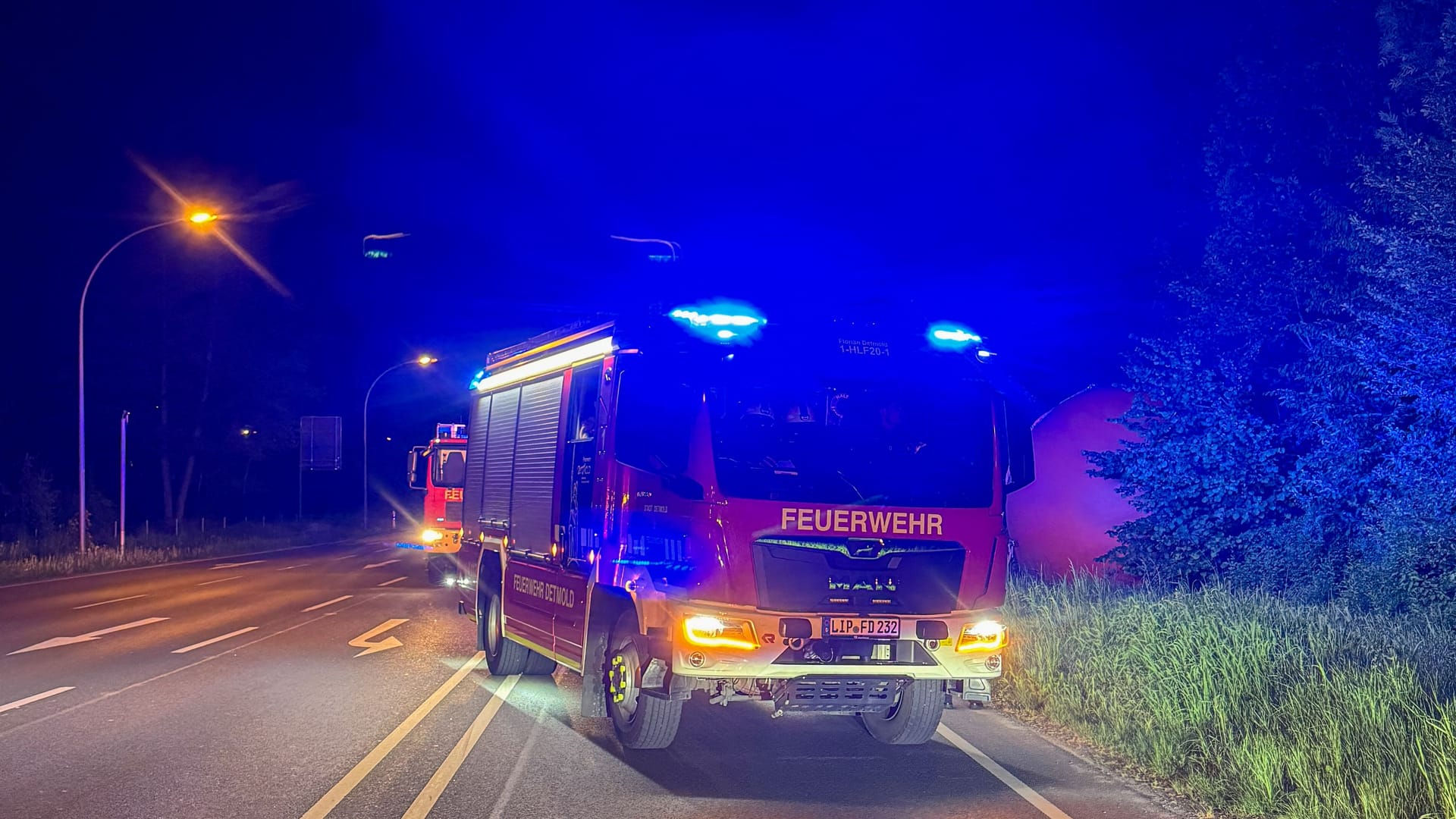 Die Feuerwehr Detmolt im Einsatz auf einer Straße: Eine tonnenschwere Kugel rollte bis in eine Böschung.