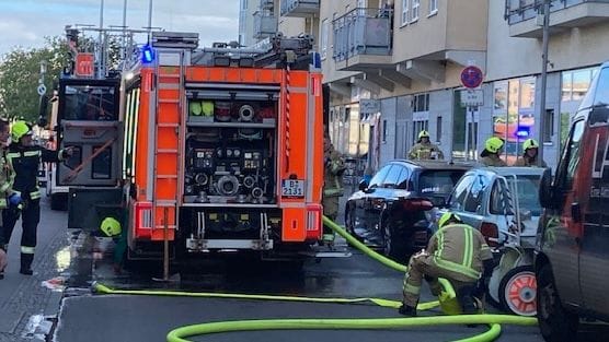 Rettungskräfte am Einsatzort: Eine Ausbreitung des Feuers auf andere Wohnungen oder den Treppenraum konnte verhindert werden.