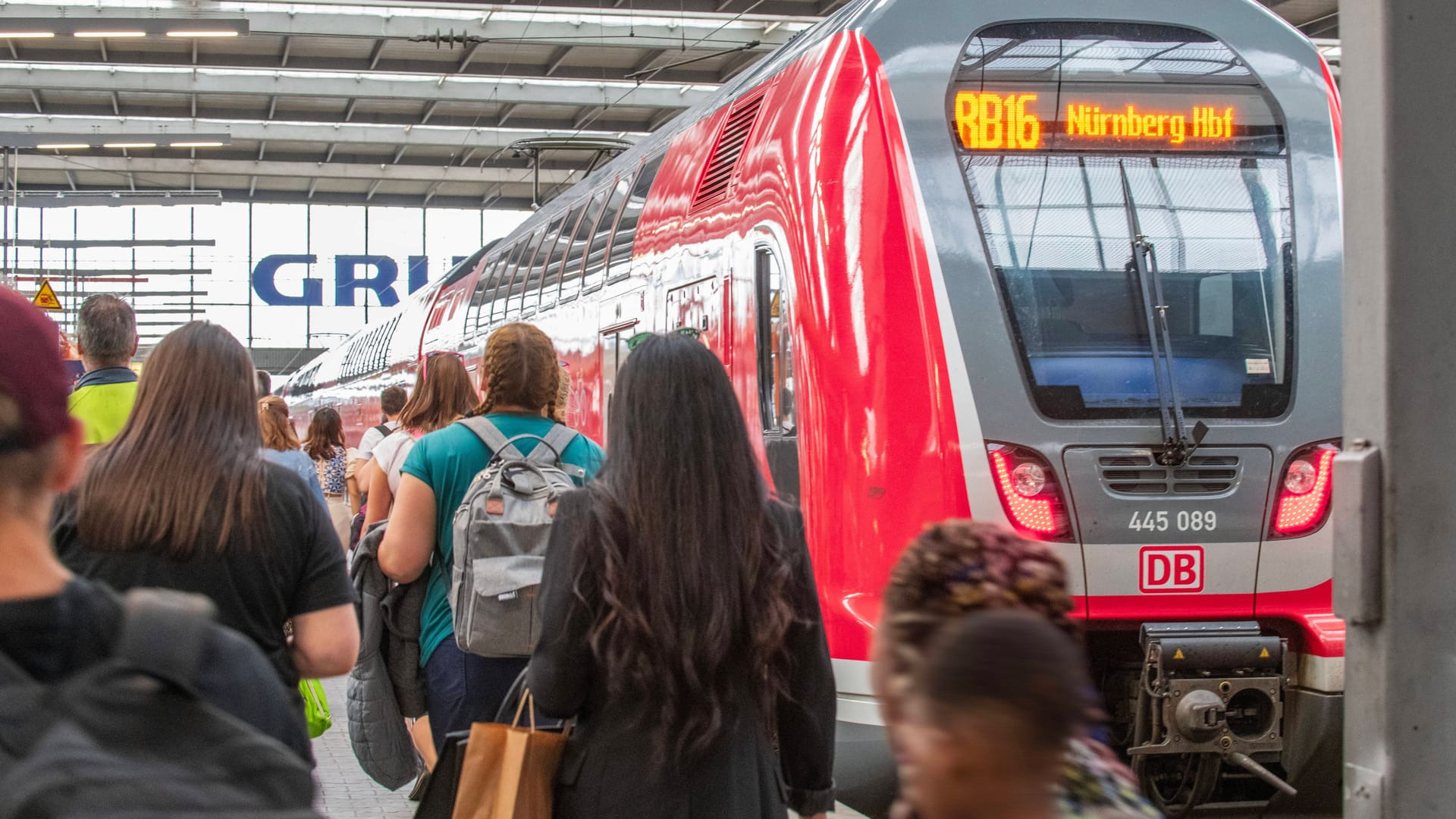 Ein Regionalzug nach Nürnberg vor der Abfahrt am Münchner Hauptbahnhof (Archivbild):