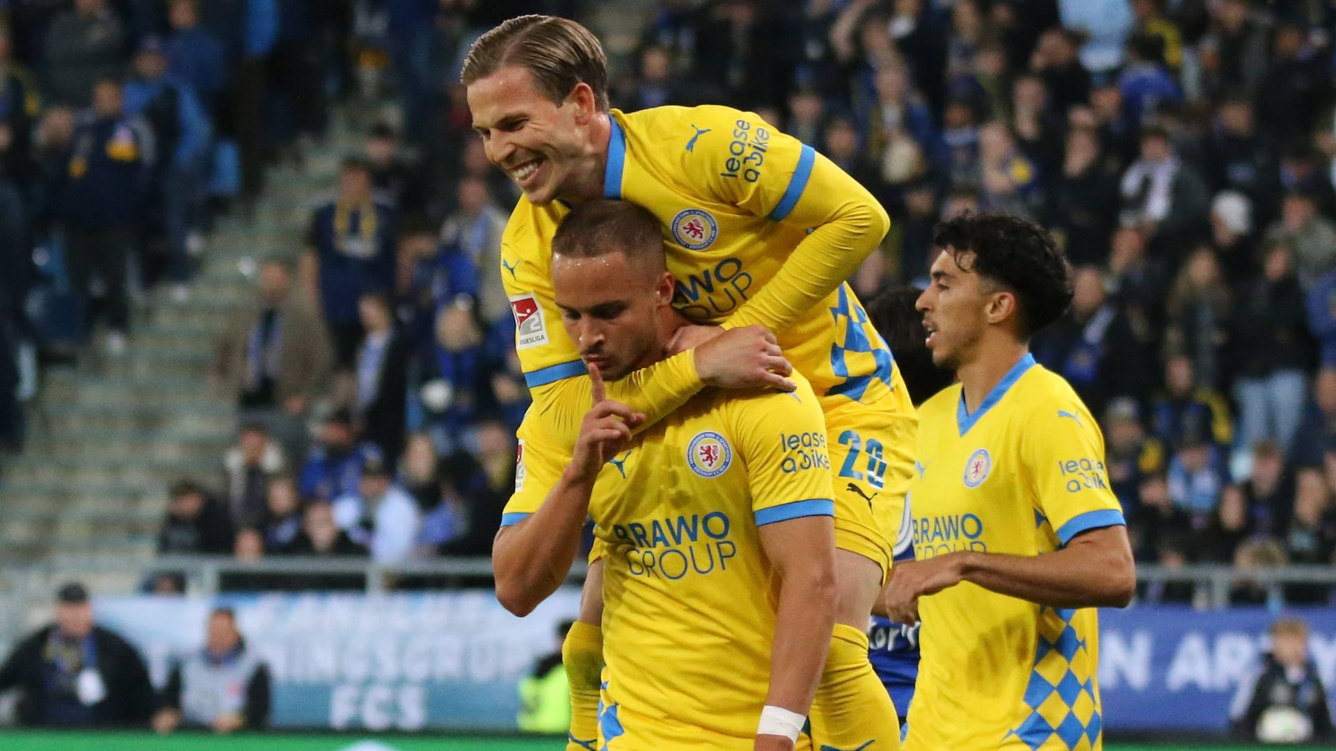 Die Entscheidung: Braunschweigs Torschütze Rittmüller (unten) wird nach dem 2:0 gefeiert. Die Entscheidung: Braunschweigs Torschütze Rittmüller (unten) wird nach dem 2:0 gefeiert.