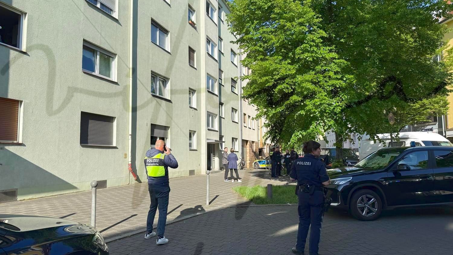 Polizisten am Tatort in der Südstadt: Der Bereich um die Wiesenstraße war abgesperrt.