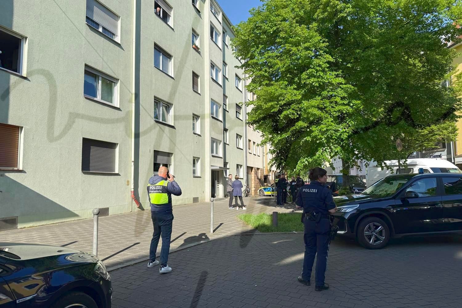 Polizisten am Tatort in der Südstadt: Der Bereich um die Wiesenstraße war abgesperrt.