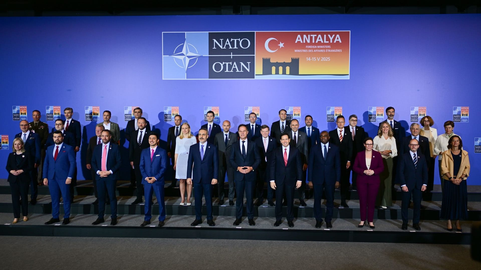 Nato-Treffen in der Türkei: das Familienfoto der Außenministerinnen und Außenminister.