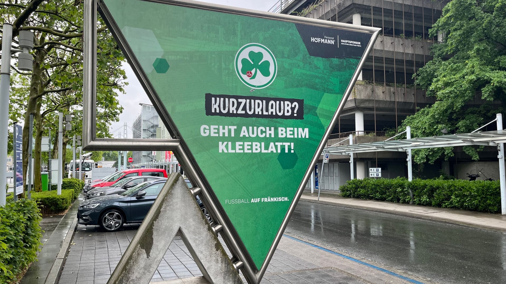 Eine Werbetafel vor dem Terminal: Dass Greuther Fürth in Nürnberg Werbung macht, scheint einigen Club-Fans nicht zu gefallen.