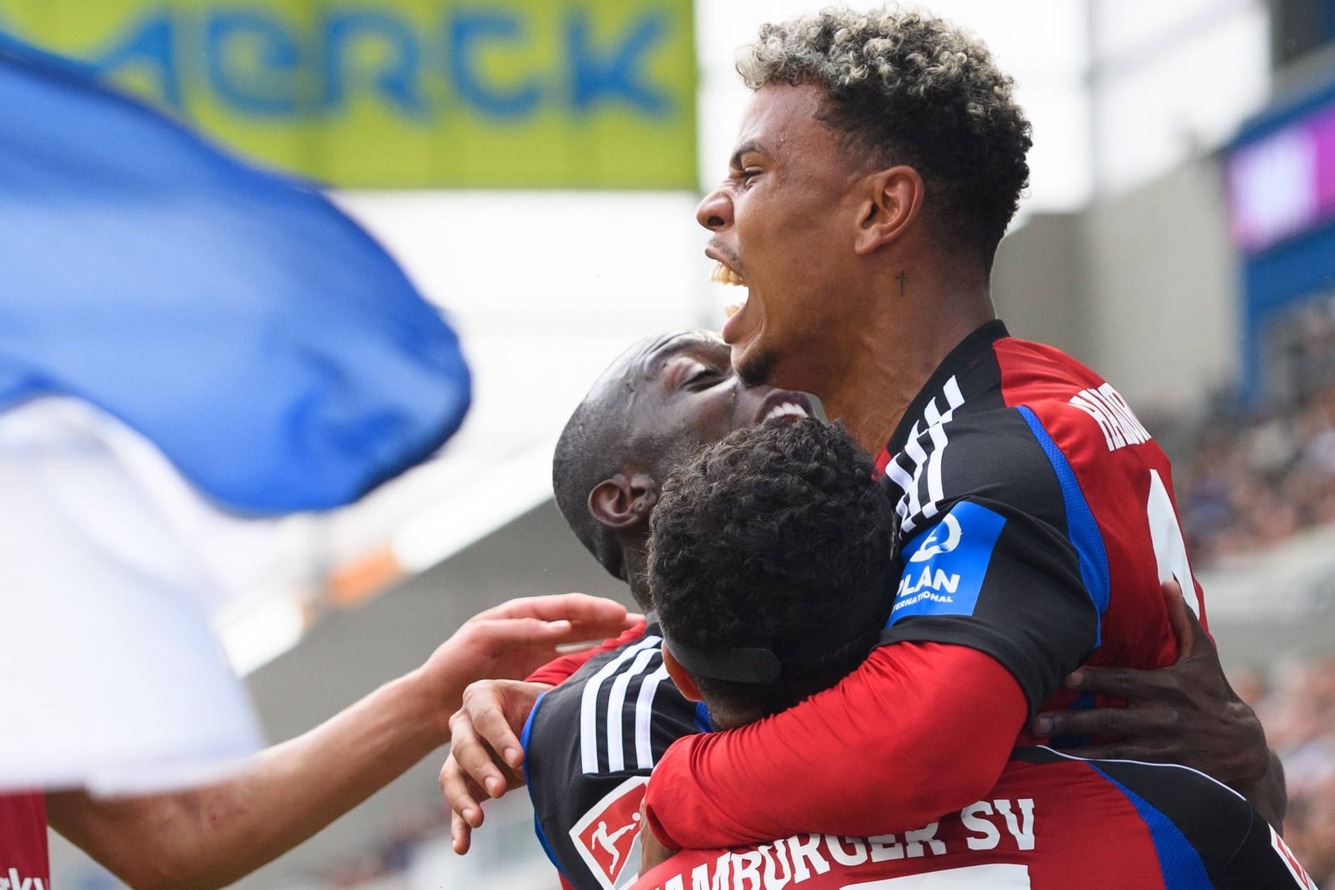 Die HSV-Stars feiern das 2:0 und Königsdörffer (r.): Der Sieg in Darmstadt machte den Aufstieg wahrscheinlich.