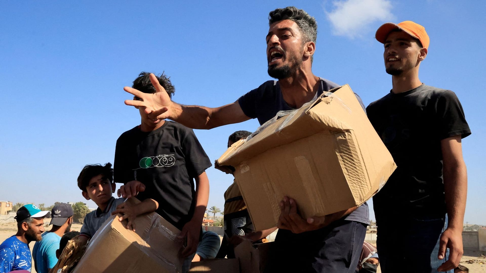 Palästinenser mit Hilfsgütern im südlichen Gazastreifen.