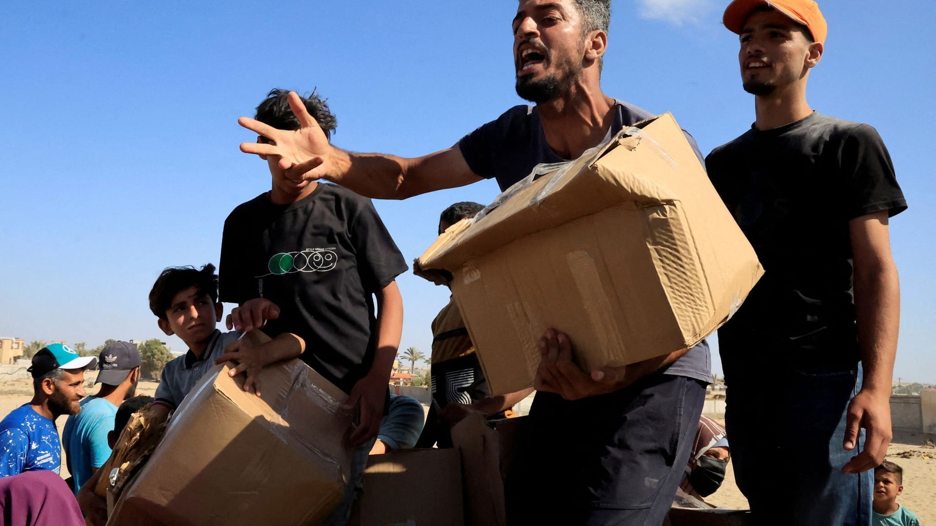 Palästinenser mit Hilfsgütern im südlichen Gazastreifen.