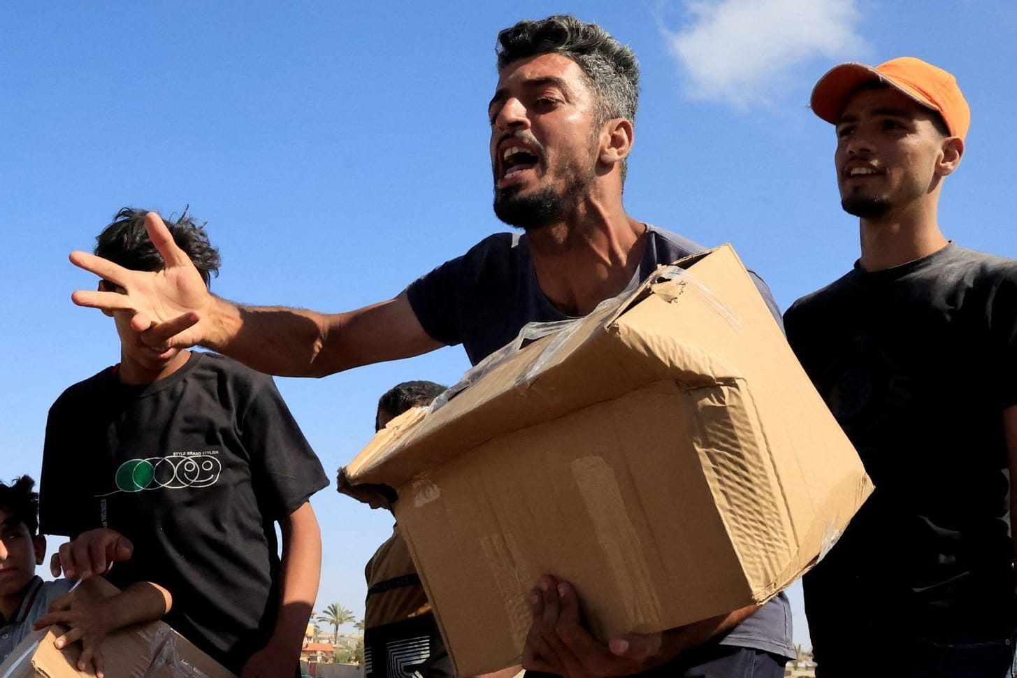 Palästinenser mit Hilfsgütern im südlichen Gazastreifen.