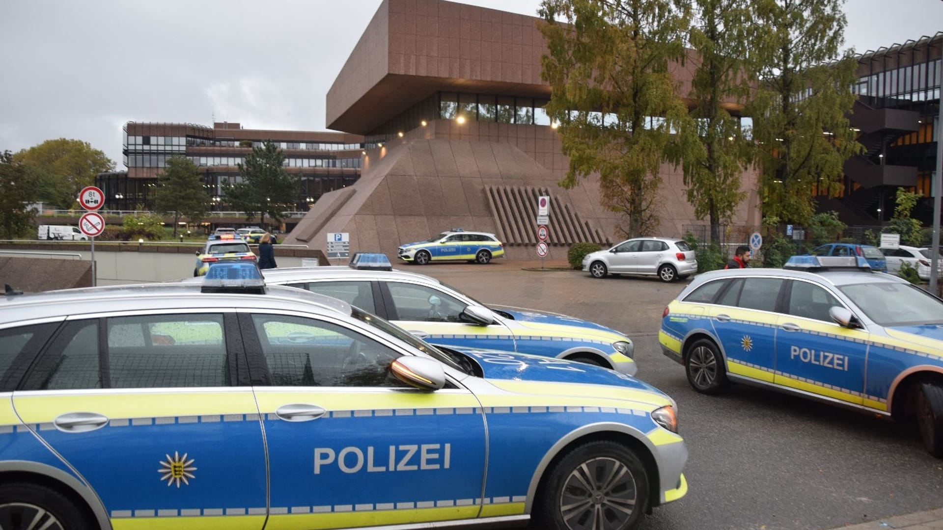 Hochschulen und Schulen nach Bombendrohungen geräumt Hochschulen und Schulen nach Bombendrohungen geräumt